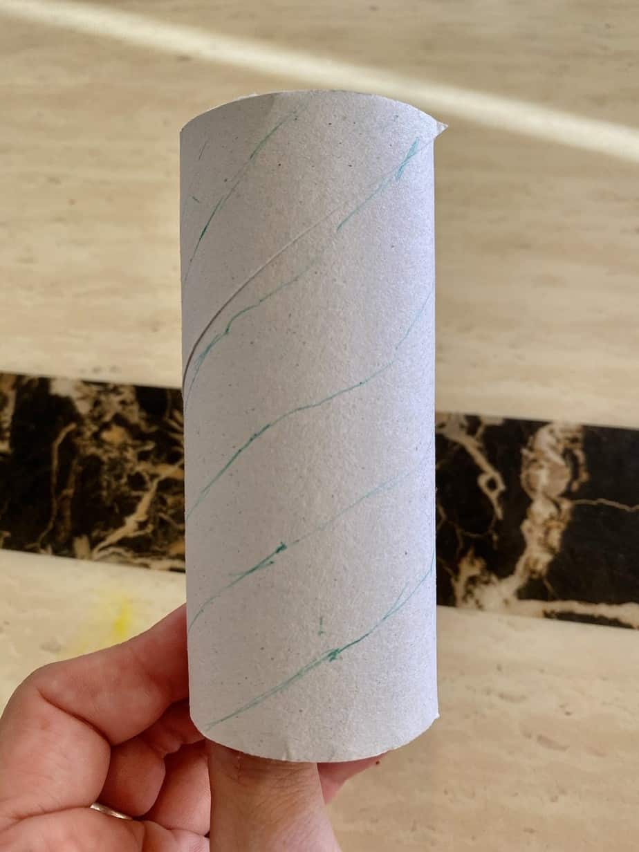 Draw diagonal lines on the cardboard toilet paper tube roll