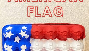 Patriotic American Flag egg carton craft for kids. Fun and easy 4th of july recycled craft. #4thofjulycrafts #recycledcrafts