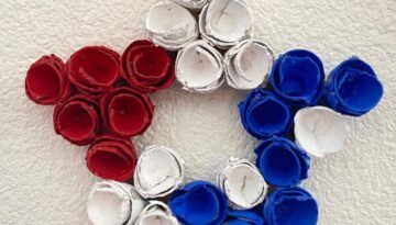 Patriotic Egg carton star wreath made with red white and blue cups for the 4th of July DIY Decor.