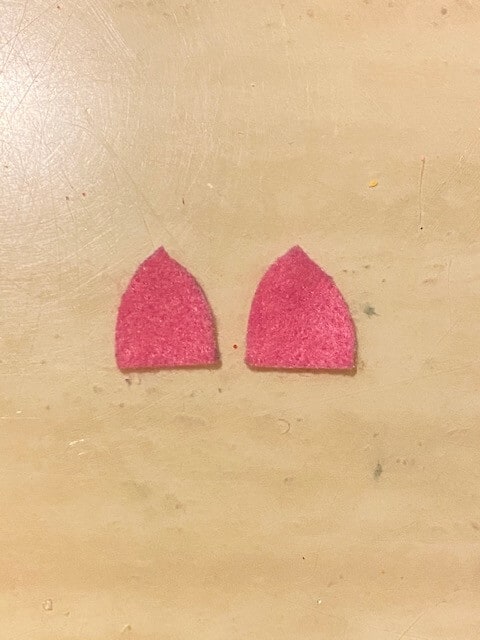 Cut out the ears from the dark pink felt. 
