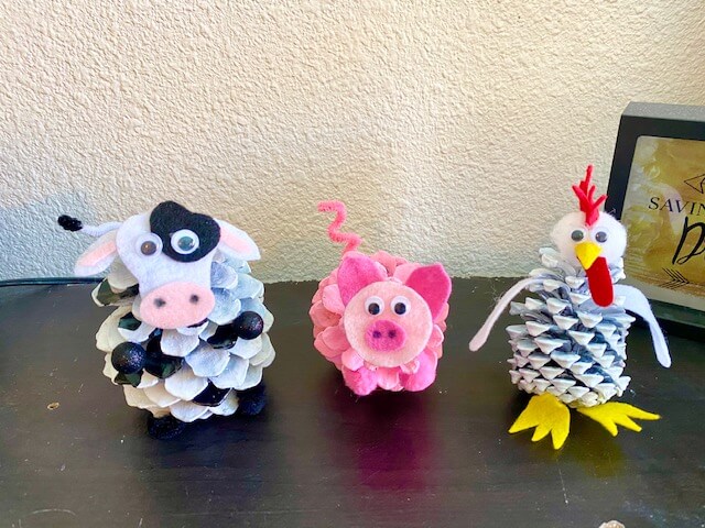 Pine cone barnyard farm animals kids nature craft. #Pineconecrafts #farmanimals Pig, cow, lamb, chick, rooster, chicken