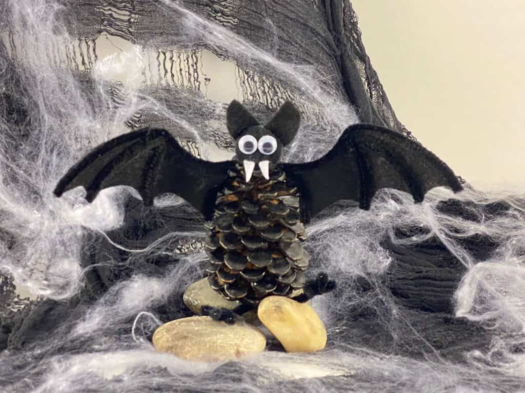 Halloween Pine cone bat, kids nature craft to decorate for Halloween. #pineconecrafts #halloweencraftsforkids #dracula