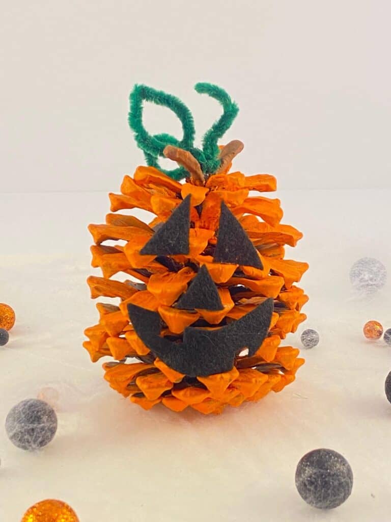 Halloween Pine Cone Pumpkin. A oifjack-o-lantern nature craft for kids. #pineconecrafts #halloweencrafts/