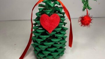 The pine cone grinch who stole christmas kids craft made to look like the "grinch hand"