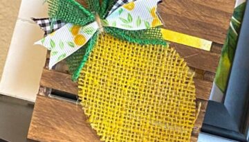 Easy Dollar Tree mini pallet board burlap lemon DIY for a summer tiered tray.