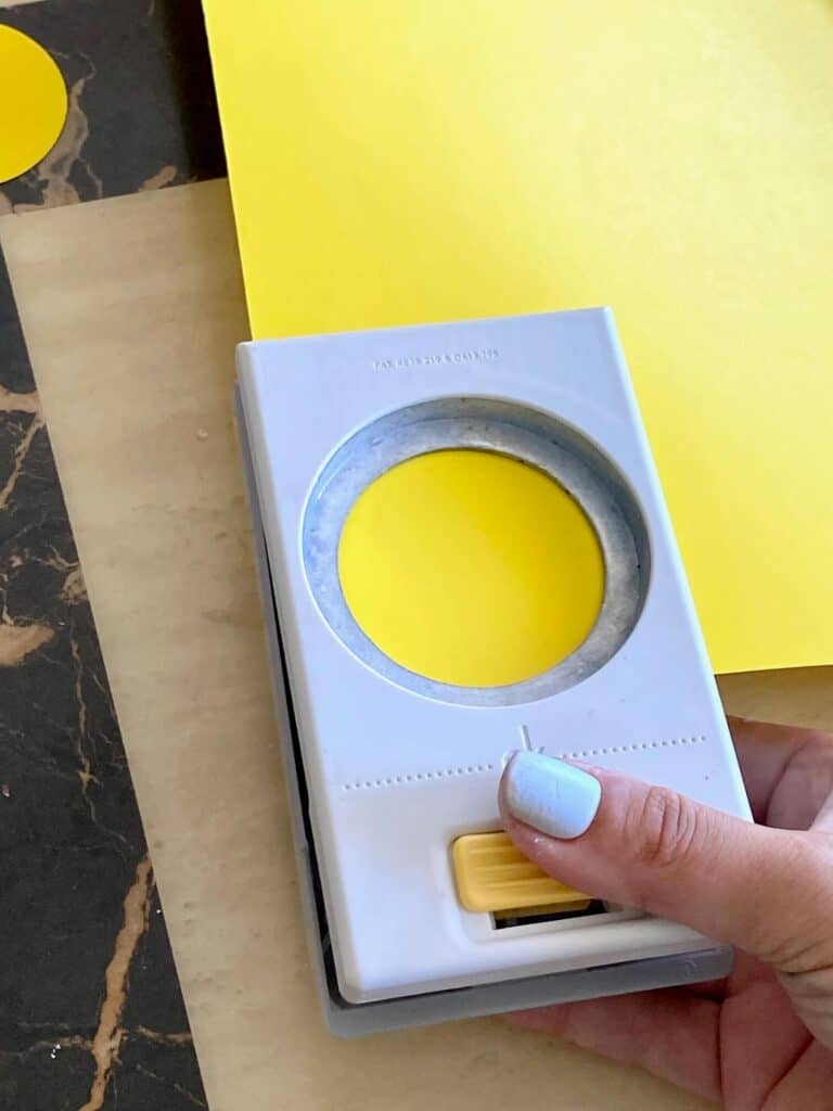 Cut out several circles from the yellow cardstock paper.