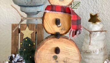 DIY Rustic wooden snowman handmade christmas crafts and decorations for a rustic farmhouse style.