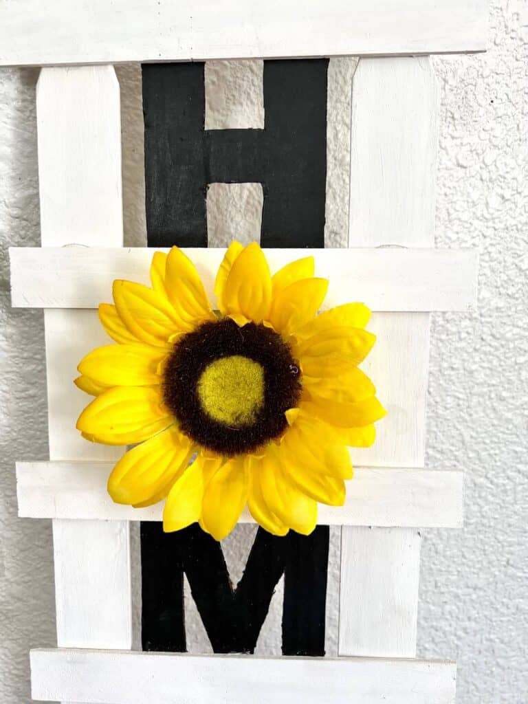 Close up of the Sunflower O in the word HOME.