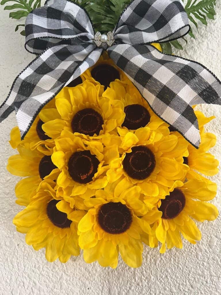 Front of the Door hanger showing the rows of sunflower heads that make up the pineapple shape.