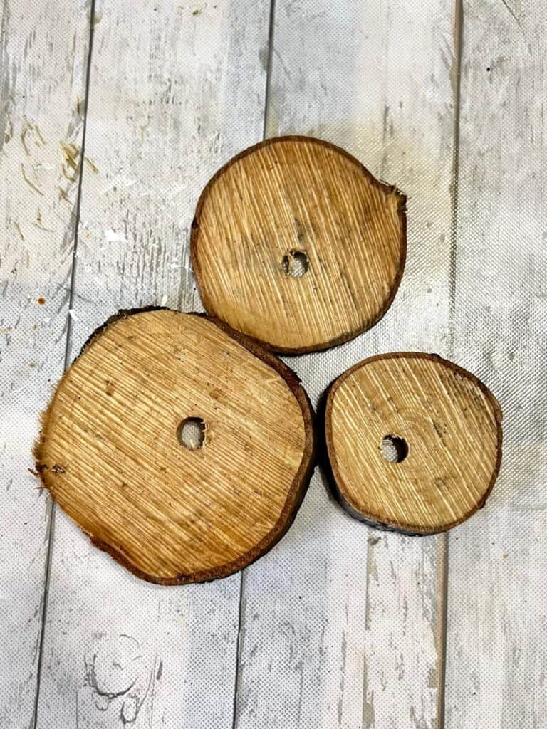 3 small wooden rounds of different sizes.