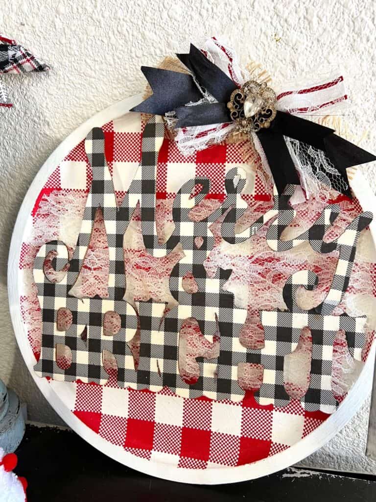 Dollar Tree Merry and Bright Pizza Pan Decor - Manda Panda Projects