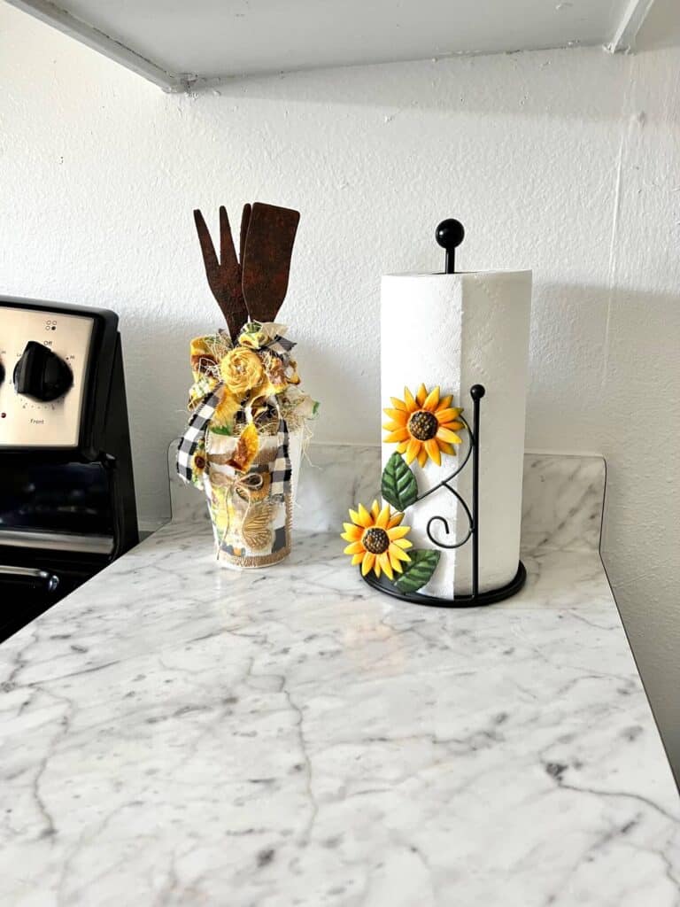 Sunflower Paper Towel Holder - Sunflower Kitchen Decor and Accessories  Yellow Farmhouse Countertop Cute Country Stuff Vintage Home Decoration  Black