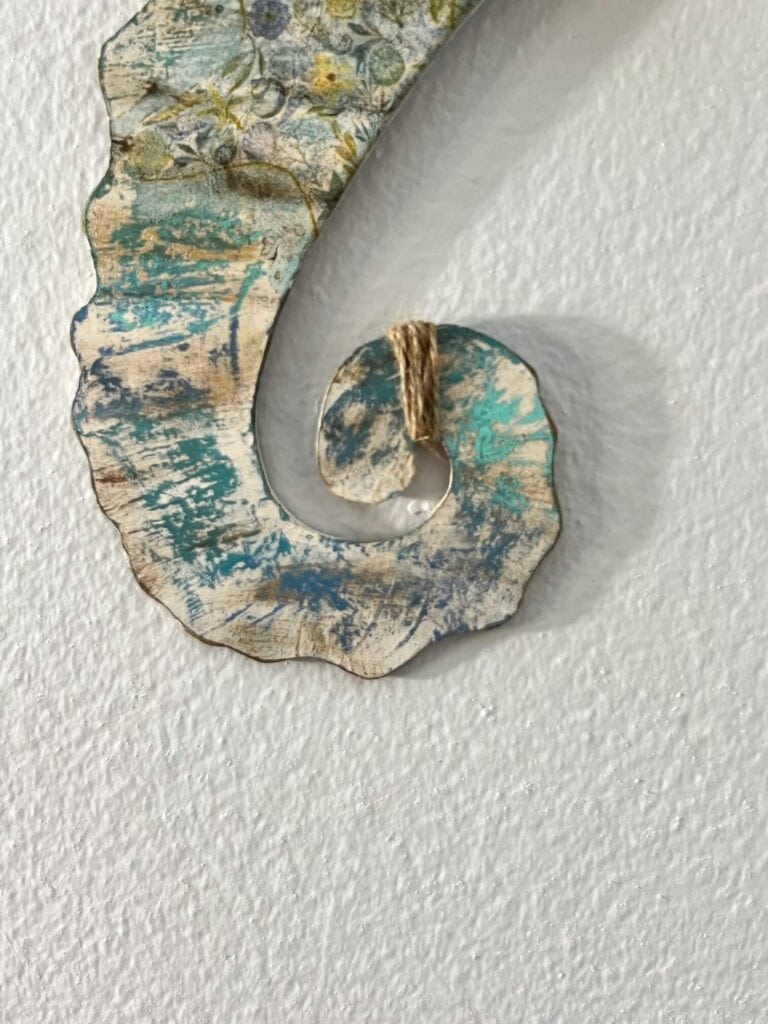 A piece of twine wrapped around the seahorse tail.