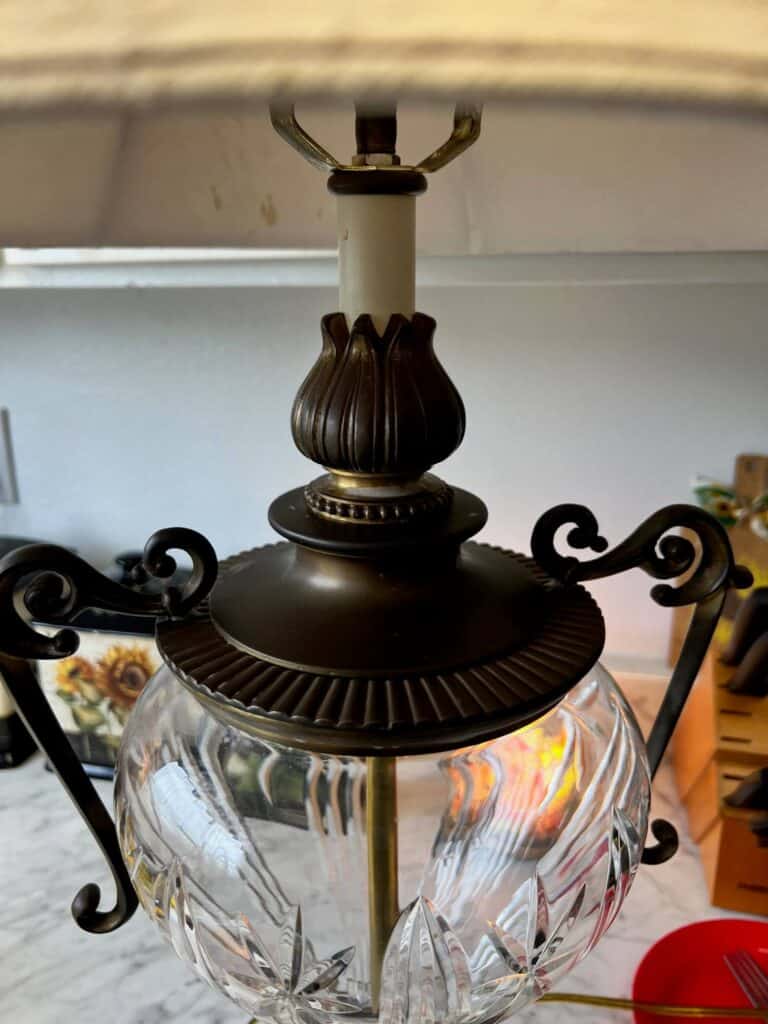 The top brass portion of the lamp completely tarnished.