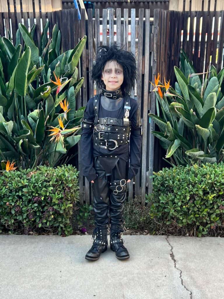 Justice standing in the completed DIY Edward scissorhands Halloween Costume.