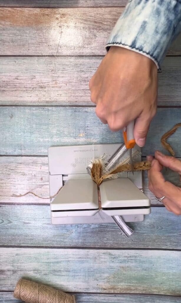 Make a bow with a bowdadra.